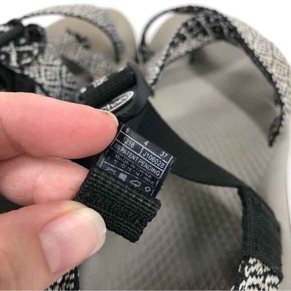 Chaco Classic Sandals Black White Diamond Aztec Print Women’s 6 - Picture 11 of 11